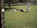 Sur l'herbe, derrire la salle, quelques heures avant le dbut de la fte